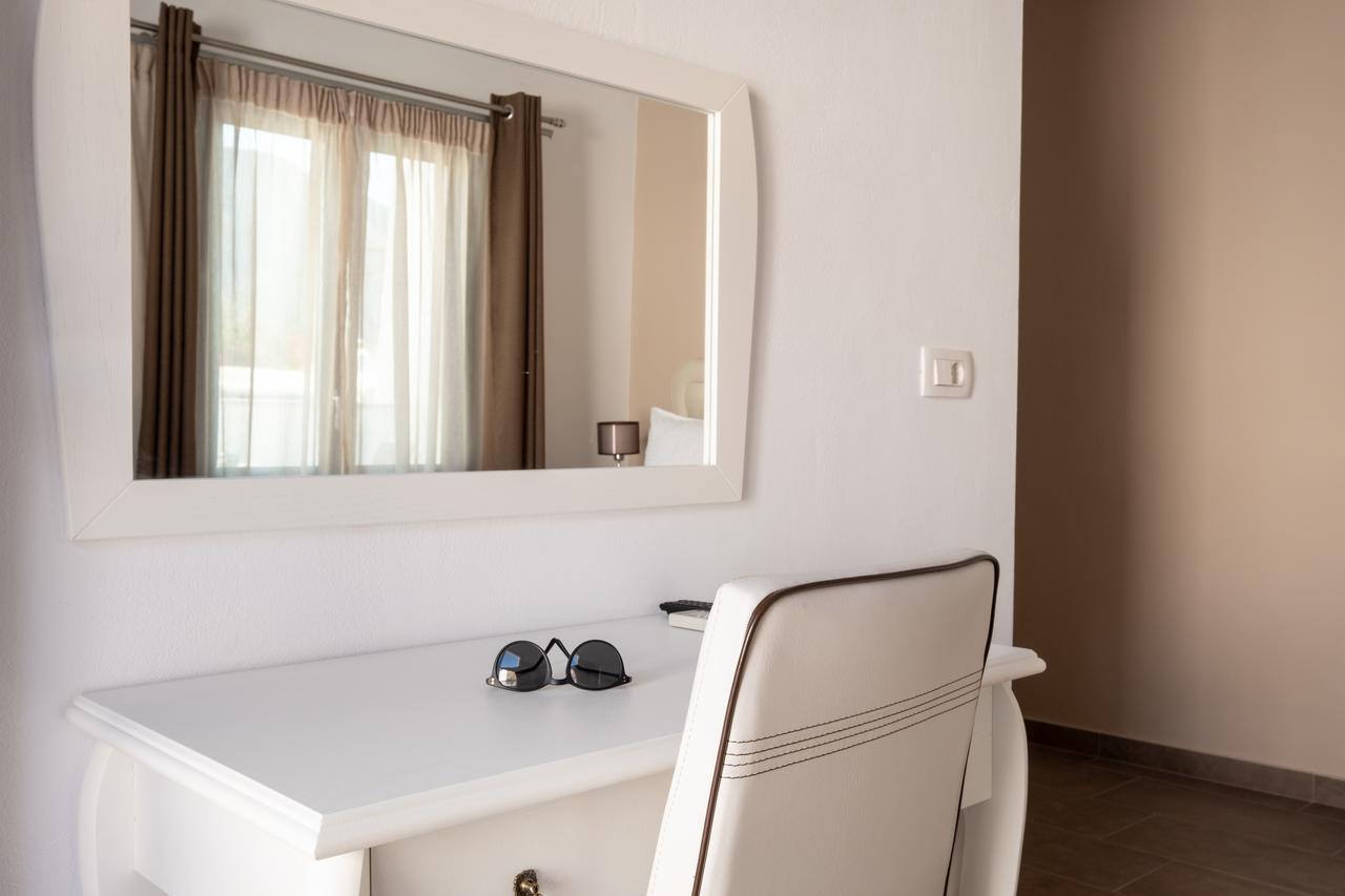 Tristhenia Aparthotel Perissa  Exterior photo